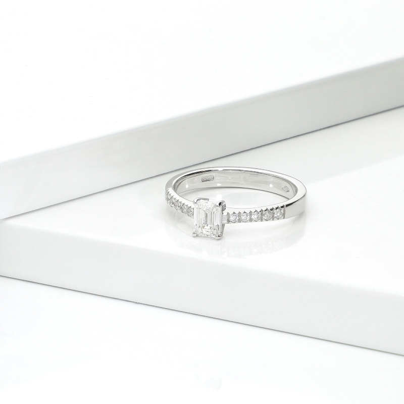 Anello con diamante taglio smeraldo 0.50ct  GIA in oro bianco 18k