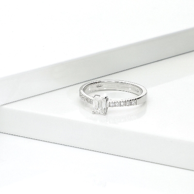 Anello con diamante taglio smeraldo 0.50ct  GIA in oro bianco 18k