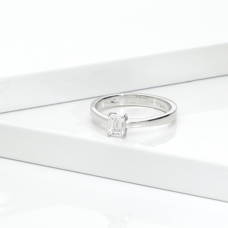 Anello con diamante taglio smeraldo 0.50ct GIA in oro bianco 18k