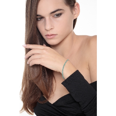 Pyramid links tennis bracelet with emeralds