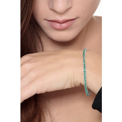 Pyramid links tennis bracelet with emeralds