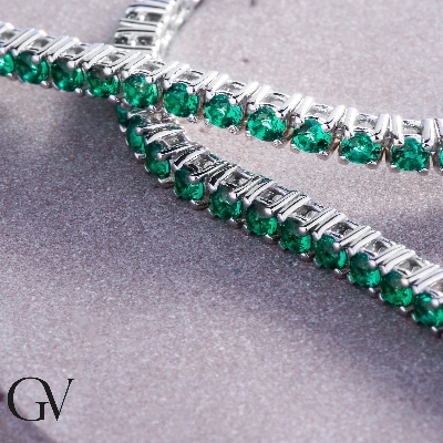 Elegant tennis bracelet with emeralds