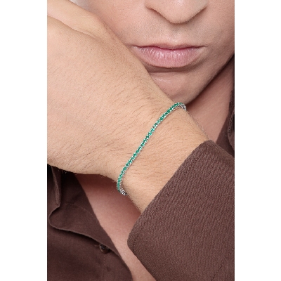 Elegant tennis bracelet with emeralds