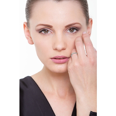 FEDE ETERNITY MOD.1  ORO BIANCO E SMERALDI. VEDI MISURE.