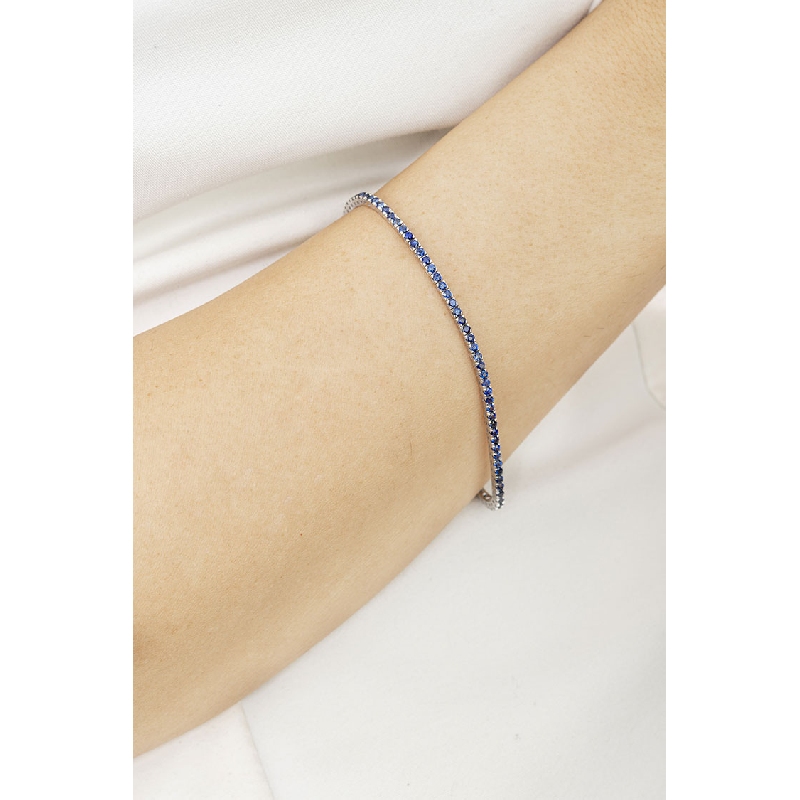 18k white gold tennis bracelet with round cut sapphires