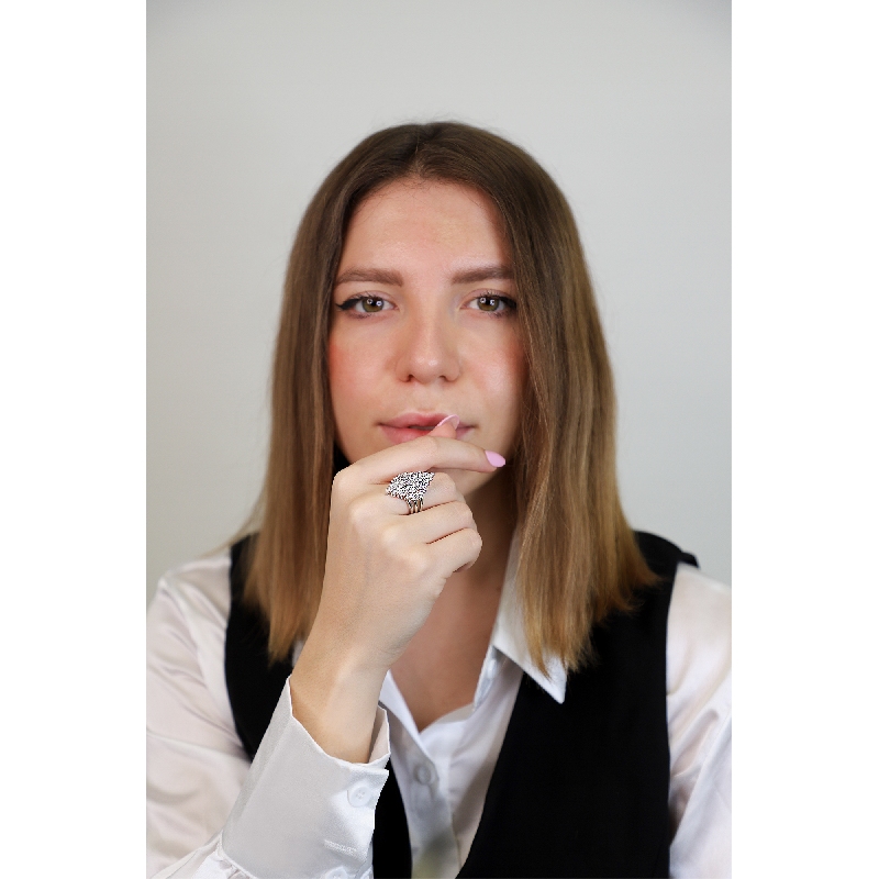 18k white gold band ring with diamonds 