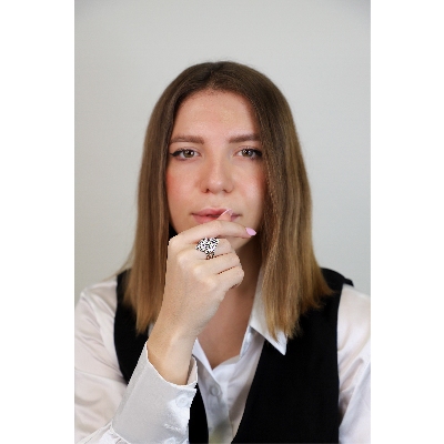 18k white gold band ring with diamonds 