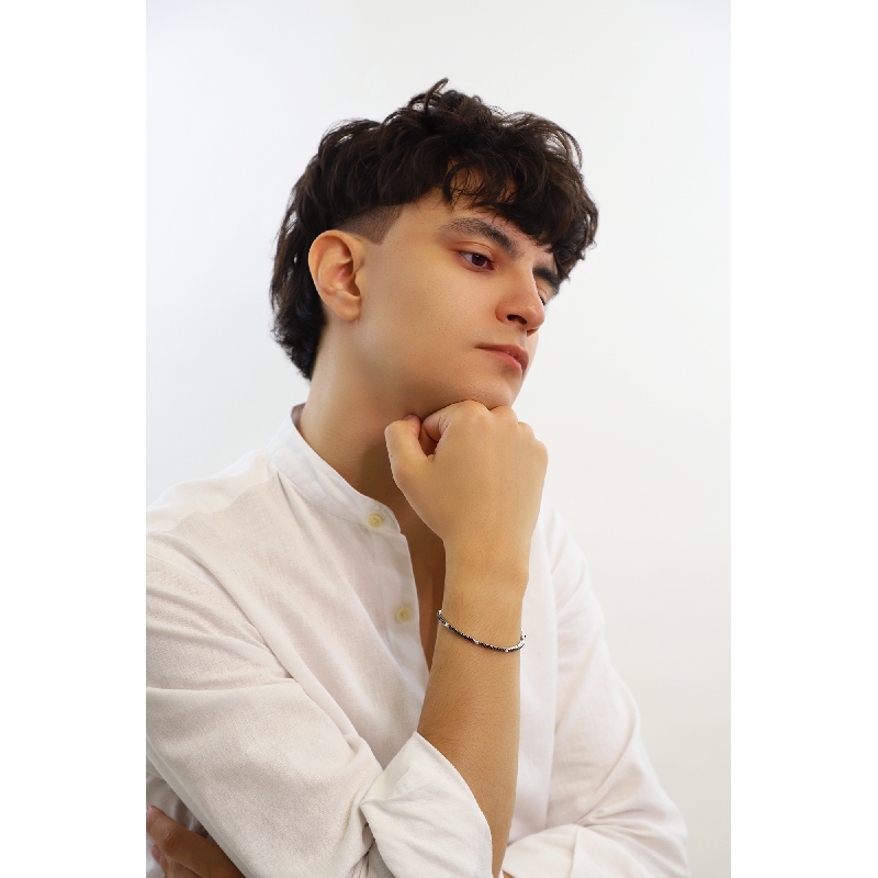 18k white gold tennis bracelet with black and white round cut diamonds