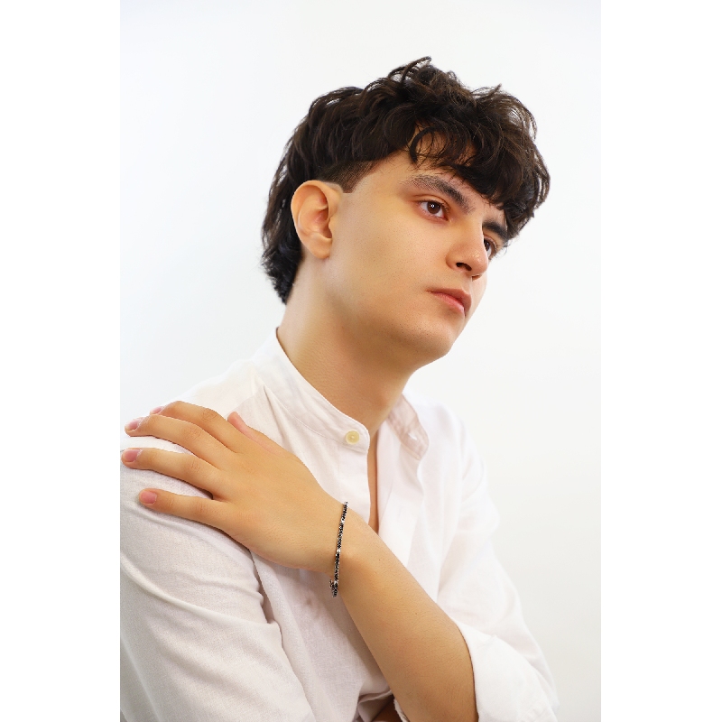 Pyramid top tennis bracelet with black and white diamonds