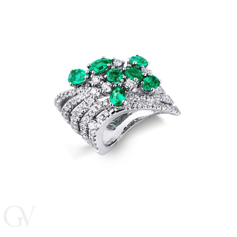 18k white gold ring with emeralds and diamonds