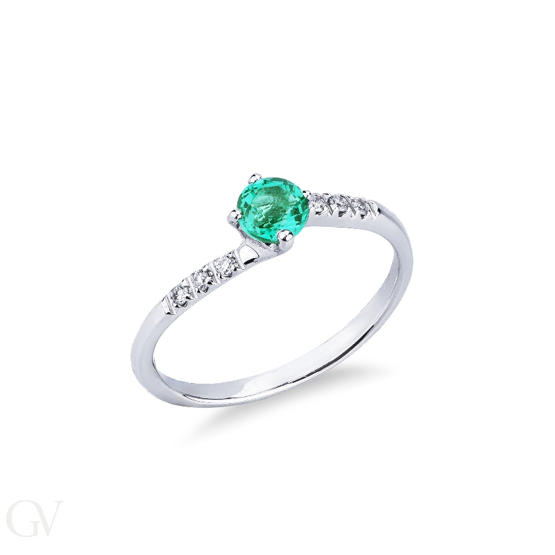 Ring with a central emerald and diamonds on an irregular shank 