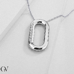 Collana in oro bianco 18k con pendente ovale ornato da una fila di diamanti 2