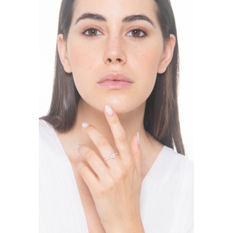 Anello con diamante taglio cuore 0.7ct GIA in oro bianco 18k