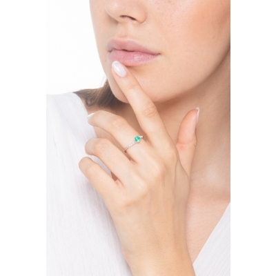 Ring with a central emerald and diamonds on an irregular shank 