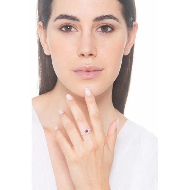 Halo ring with a central ruby heart cut and diamonds in white gold 18k