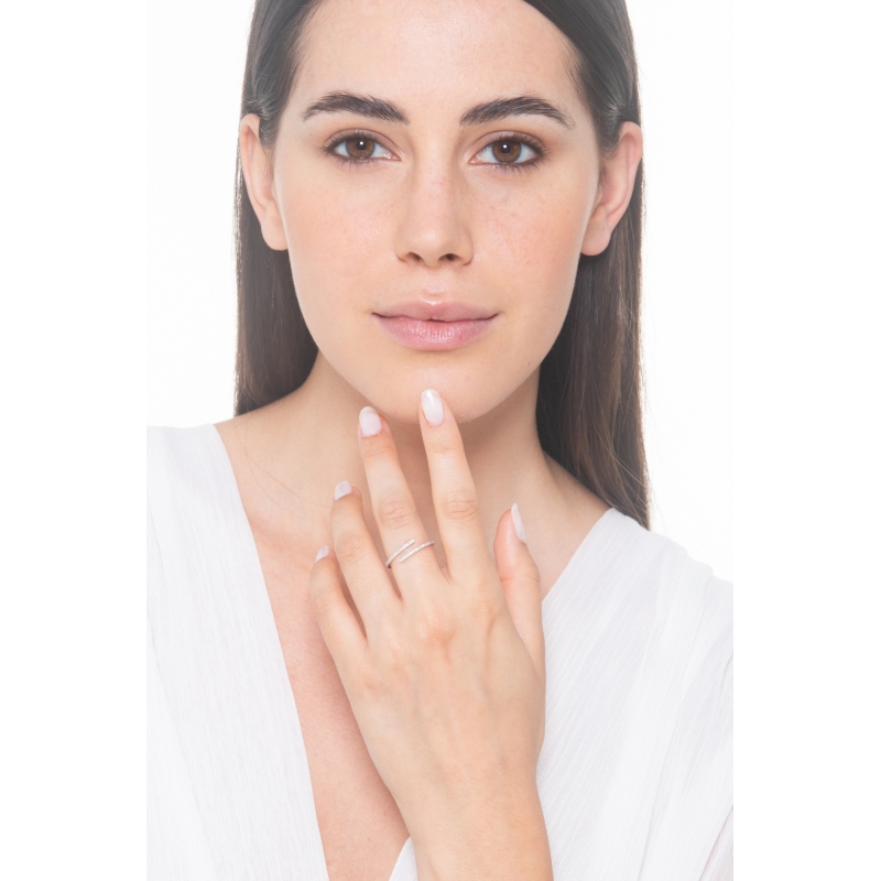 Anello design contrariè in oro bianco 18k con diamanti