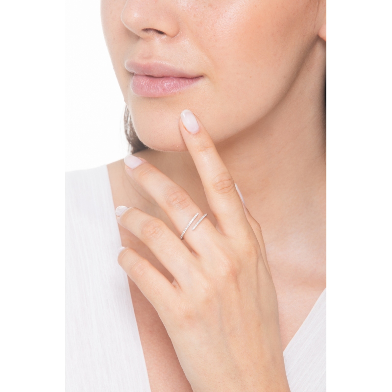 Anello design contrariè in oro bianco 18k con diamanti