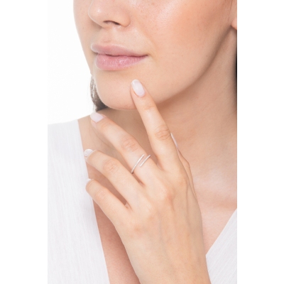 Anello design contrariè in oro bianco 18k con diamanti