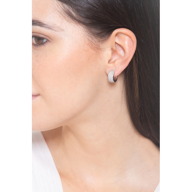 Orecchini a cerchio in oro bianco 18k con diamanti, 0,60 ct.