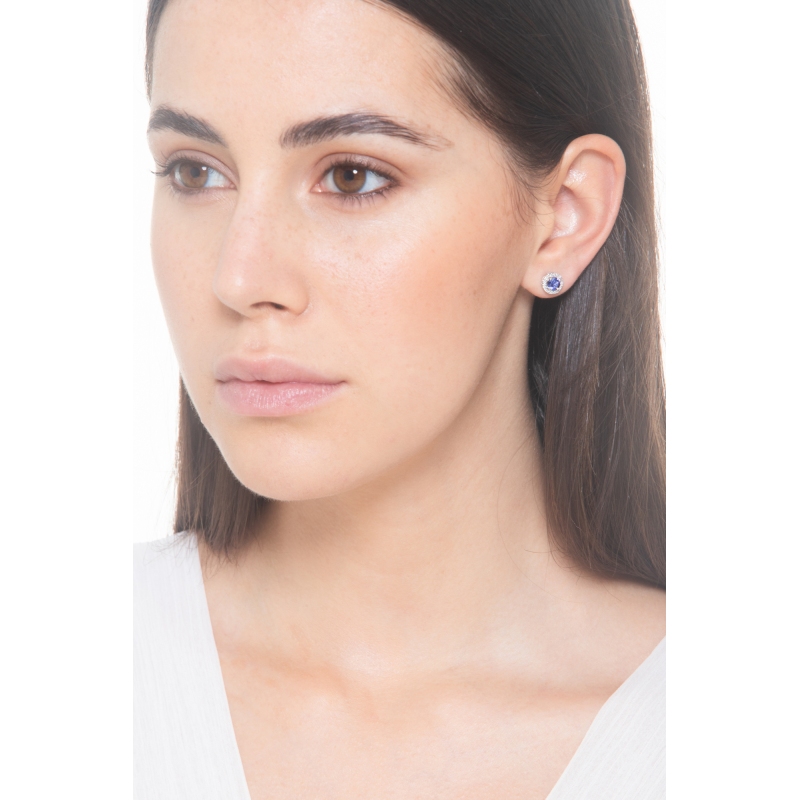 Orecchini in oro bianco 18k con zaffiro blu centrale e contorno in diamanti, 0.7x0.7 cm