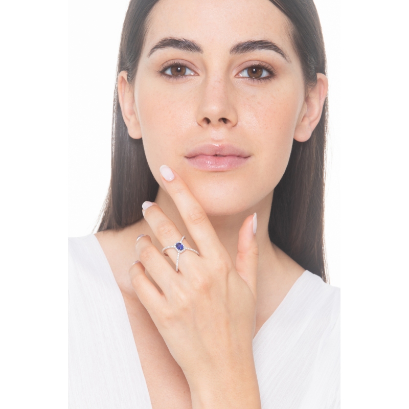 Criss cross ring white gold 18k with a blue sapphire and diamonds 