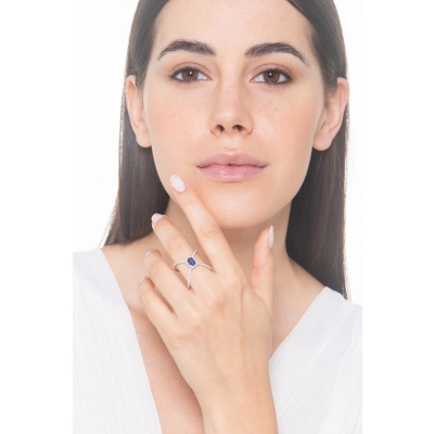 Criss cross ring white gold 18k with a blue sapphire and diamonds 