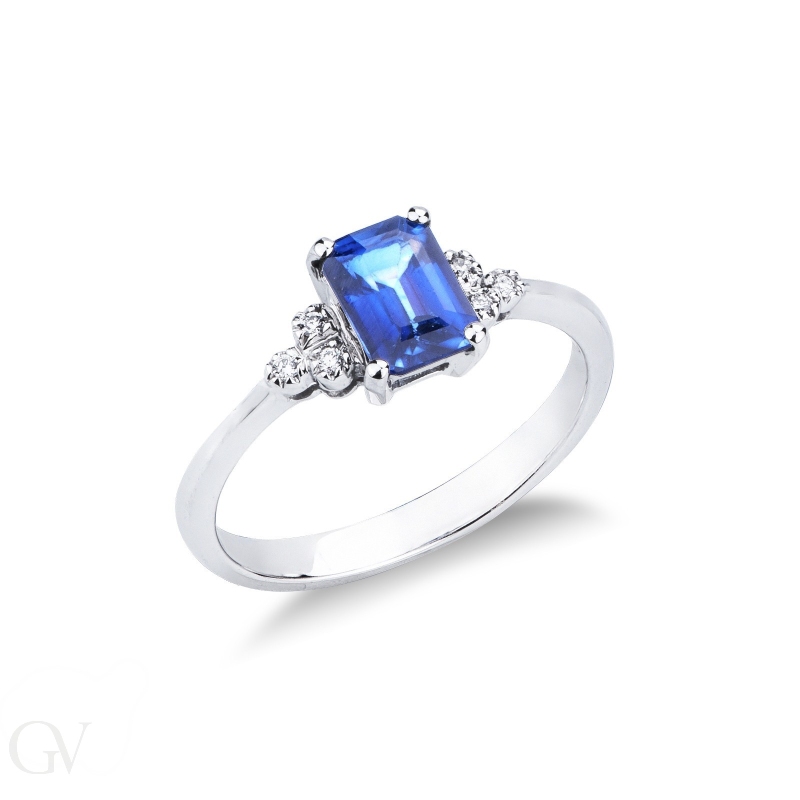 White gold 18k ring with a blue sapphire oval cut and bezel diamonds 