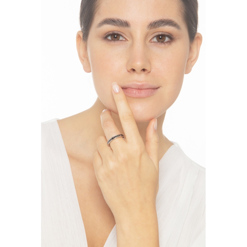 Anello eternity a binario in oro bianco 18k con diamanti neri