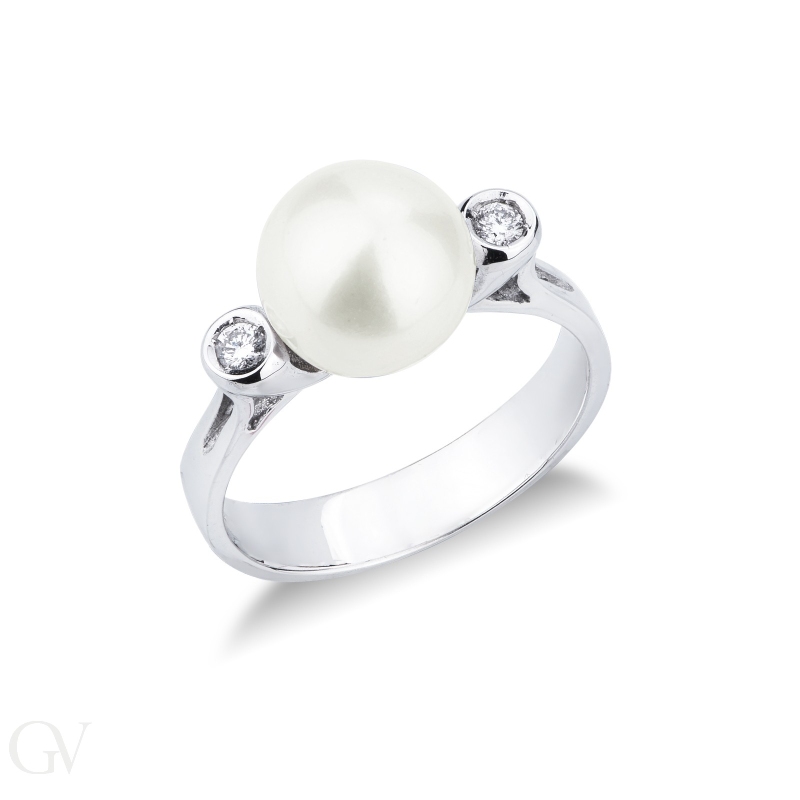 White gold 18k ring with natural cultivated pearl and a bezel diamond each side