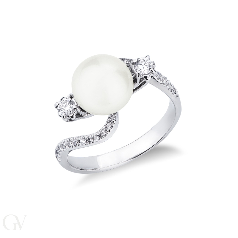 18k white gold ring with diamonds and pearl