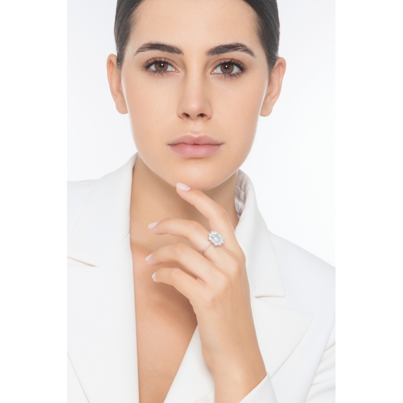 Anello rettangolare con acquamarina e diamanti in oro bianco 18k