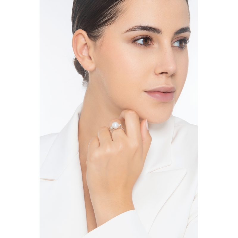 White gold 18k ring with natural cultivated pearl and a bezel diamond each side