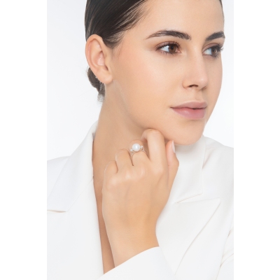 White gold 18k ring with natural cultivated pearl and a bezel diamond each side