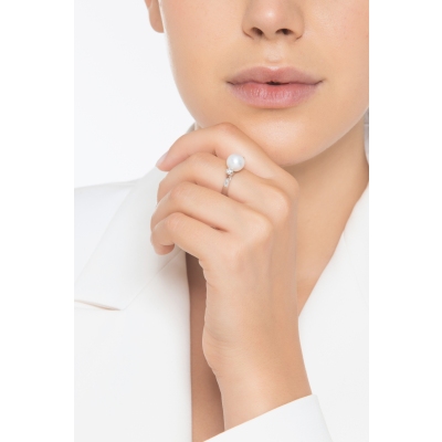 White gold 18k ring with natural cultivated pearl and a bezel diamond each side