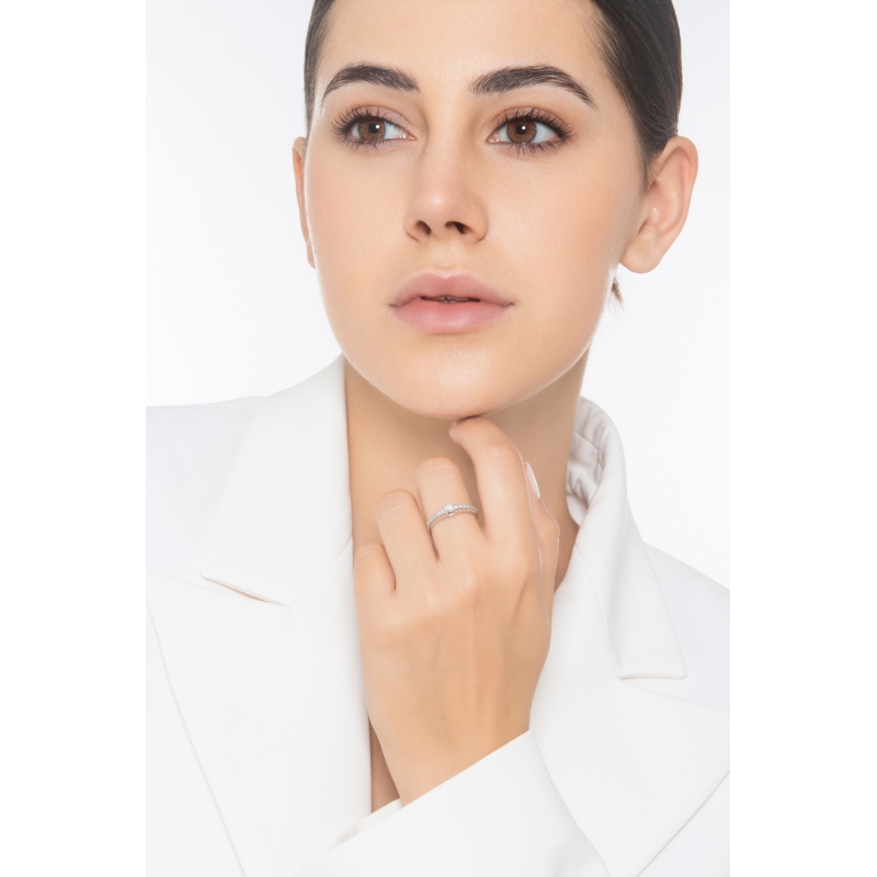 White gold 18k solitaire type ring with diamonds 