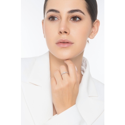 White gold 18k solitaire type ring with diamonds 