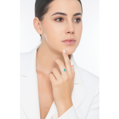 Ring 18k white gold with central emerald and diamonds 