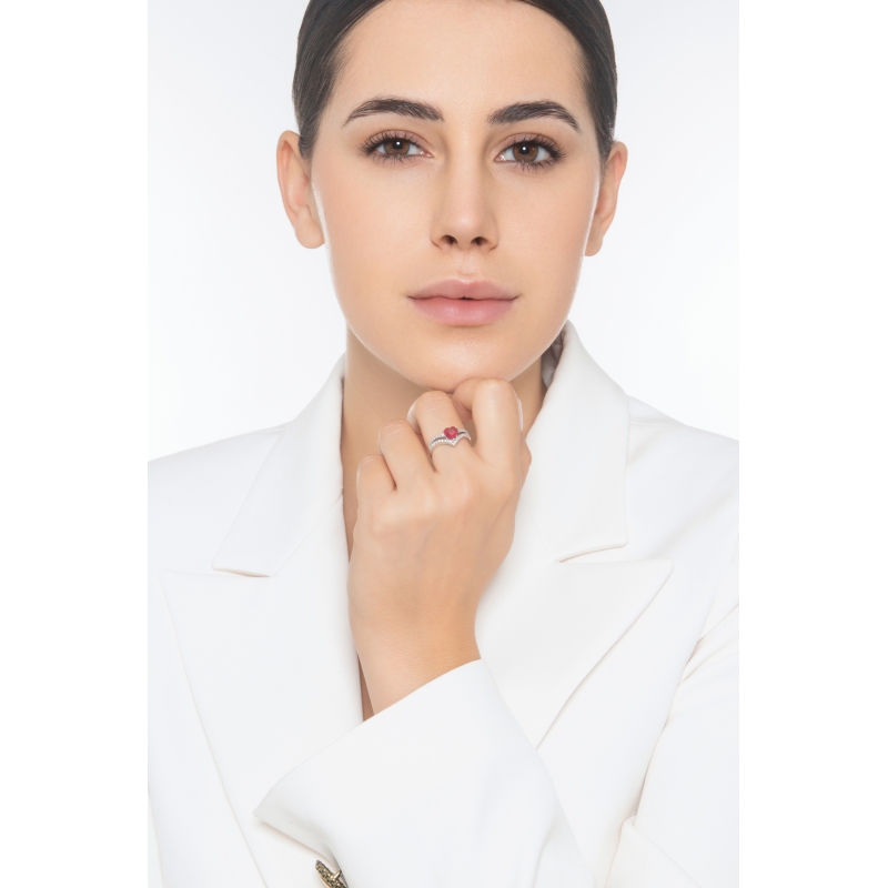 Anello in oro bianco 18k con Rubino a cuore al centro e diamanti