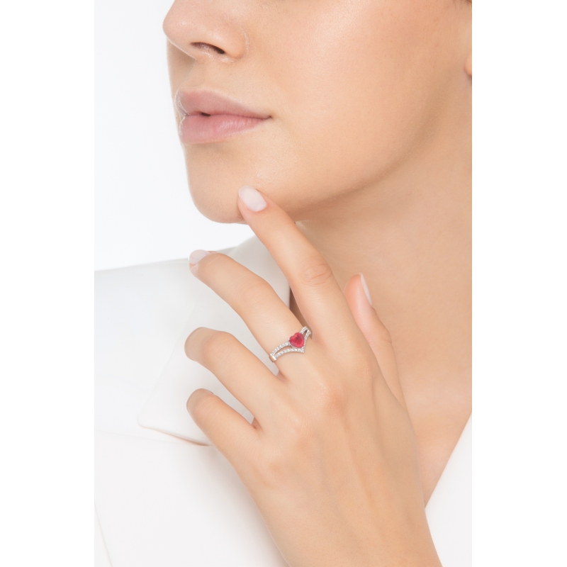 Anello in oro bianco 18k con Rubino a cuore al centro e diamanti