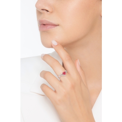 Anello in oro bianco 18k con Rubino a cuore al centro e diamanti