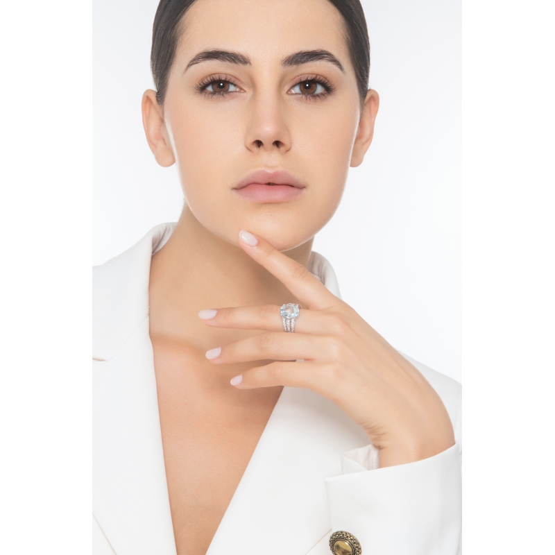 Anello con acquamarina ovale e diamanti a fascia in oro bianco