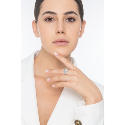 Anello con acquamarina ovale e diamanti a fascia in oro bianco