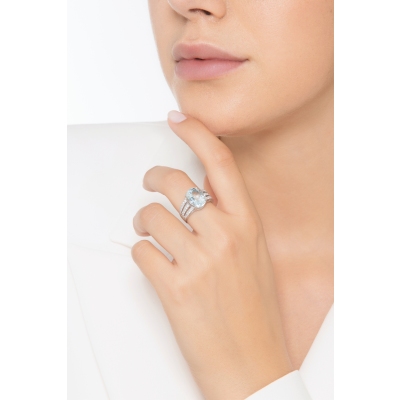 Anello con acquamarina ovale e diamanti a fascia in oro bianco