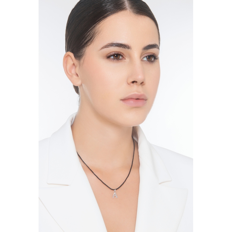 Ciondolo con lettera iniziale A stampatello in oro bianco 18k