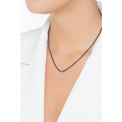 Ciondolo con lettera iniziale A stampatello in oro bianco 18k