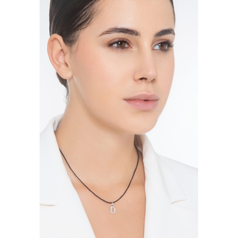Ciondolo con lettera iniziale D stampatello in oro bianco 18k