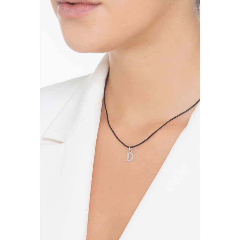 Ciondolo con lettera iniziale D stampatello in oro bianco 18k