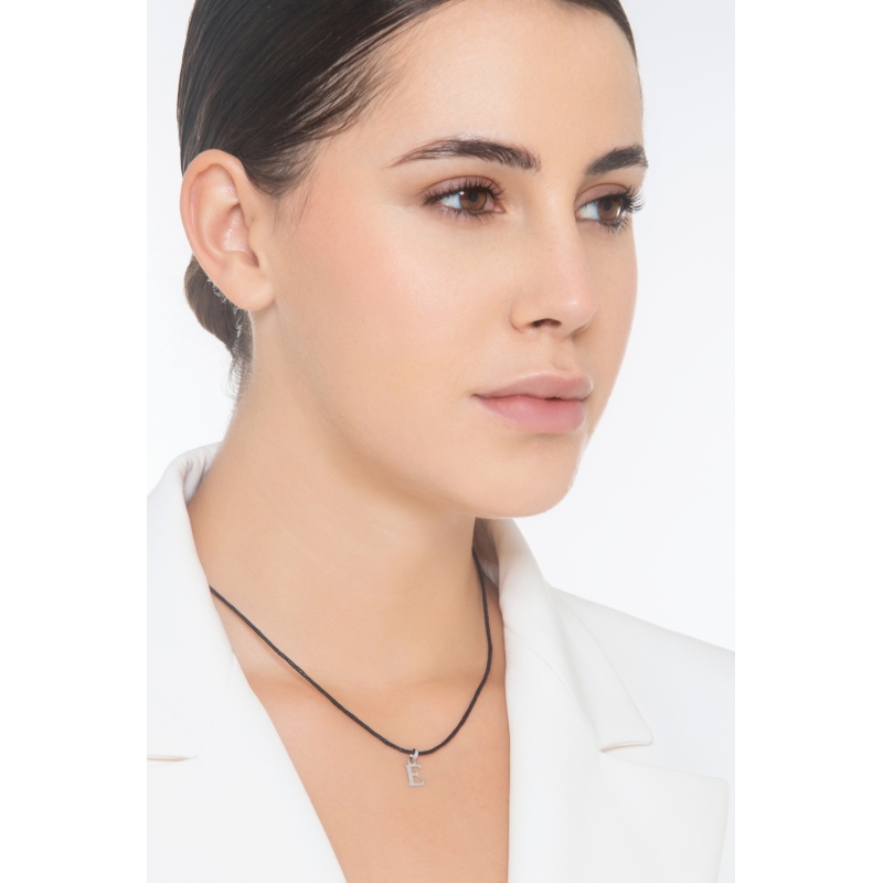 Ciondolo con lettera E in stampatello oro bianco 18k