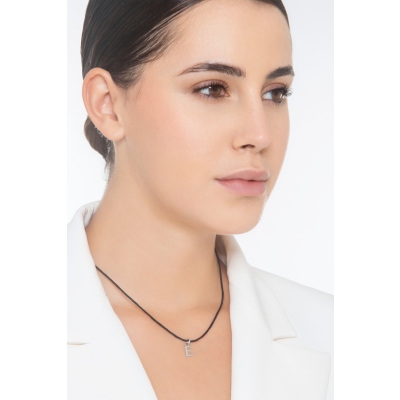 Ciondolo con lettera E in stampatello oro bianco 18k