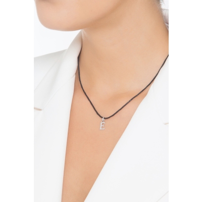 Ciondolo con lettera E in stampatello oro bianco 18k